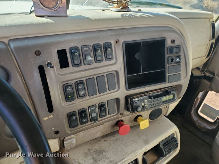 image for item HW9502 1998 Mack CH613  vacuum truck