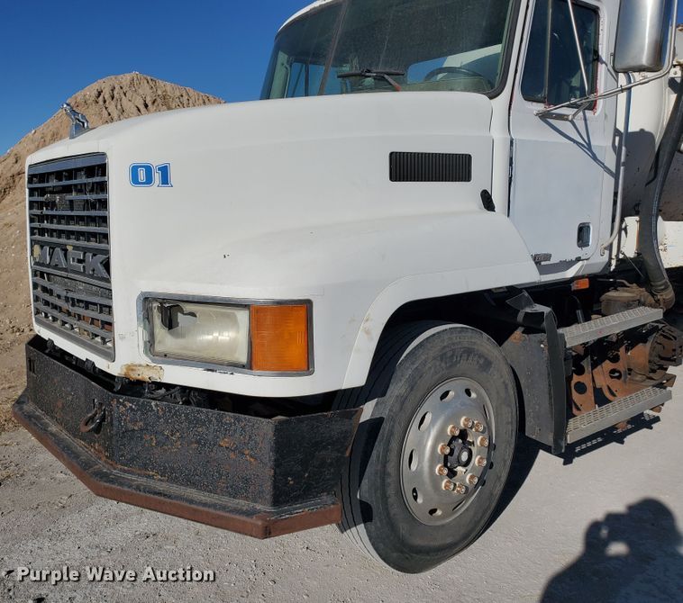 image for item HW9502 1998 Mack CH613  vacuum truck