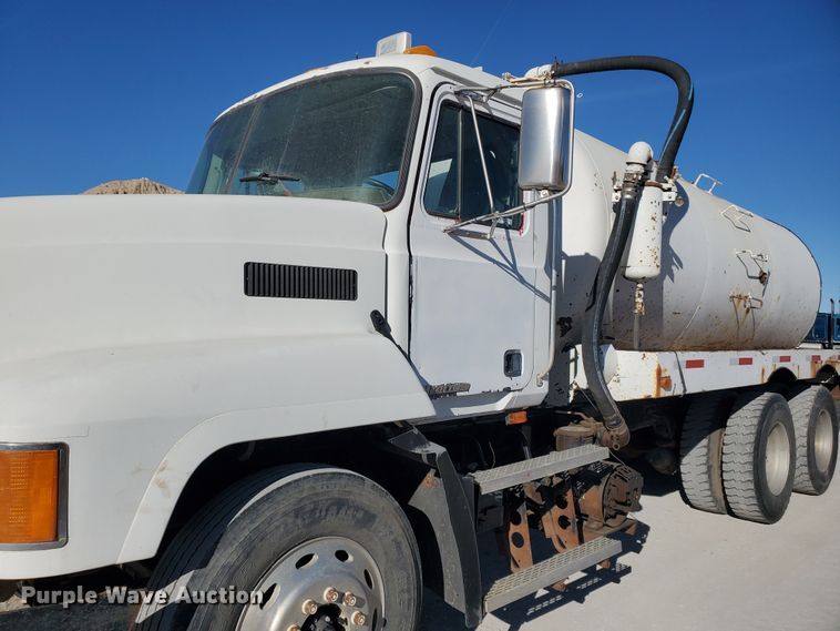 image for item HW9502 1998 Mack CH613  vacuum truck