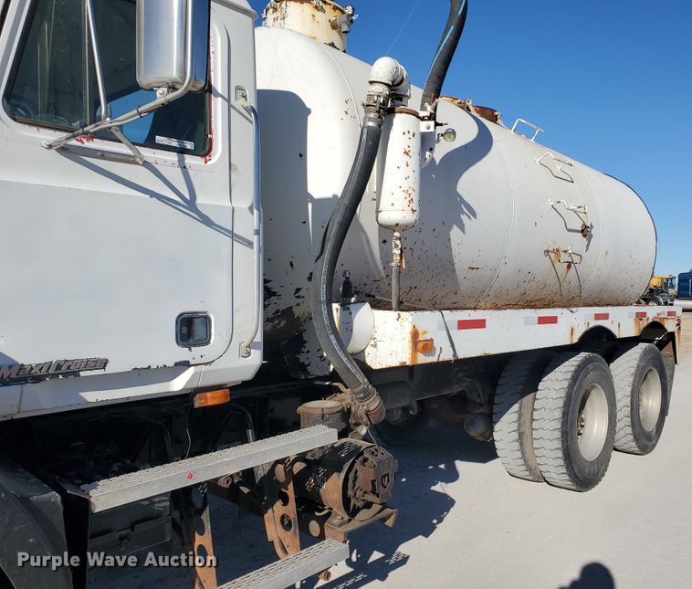 image for item HW9502 1998 Mack CH613  vacuum truck