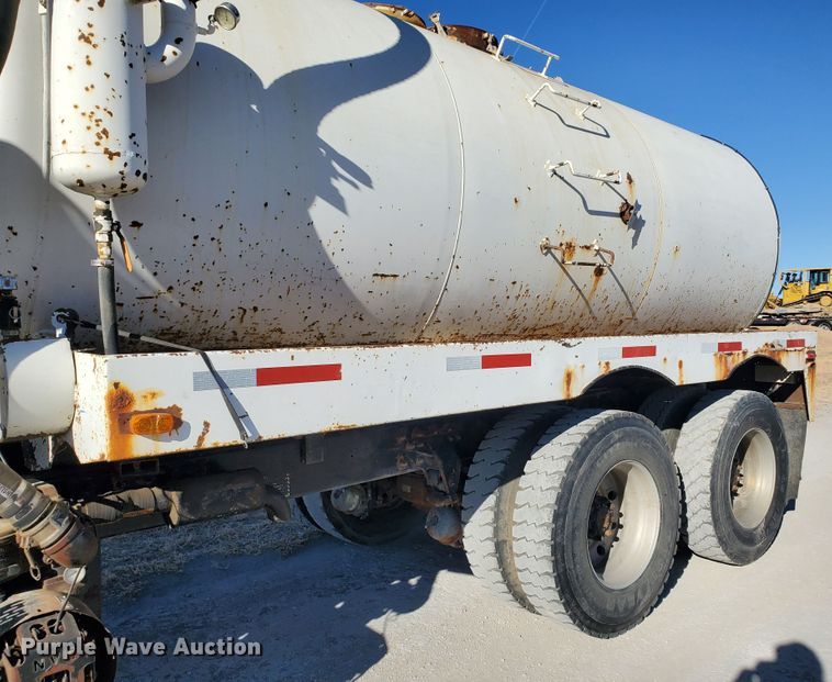 image for item HW9502 1998 Mack CH613  vacuum truck