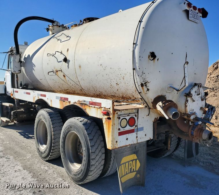 image for item HW9502 1998 Mack CH613  vacuum truck