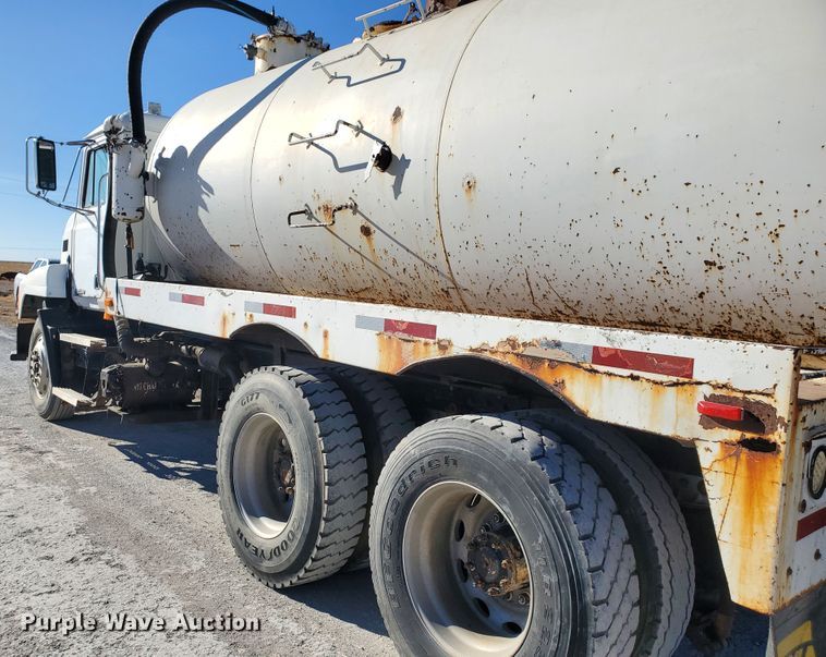 image for item HW9502 1998 Mack CH613  vacuum truck