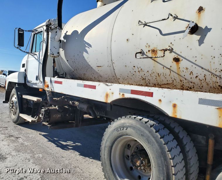 image for item HW9502 1998 Mack CH613  vacuum truck