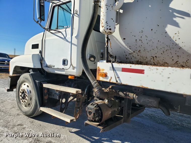 image for item HW9502 1998 Mack CH613  vacuum truck