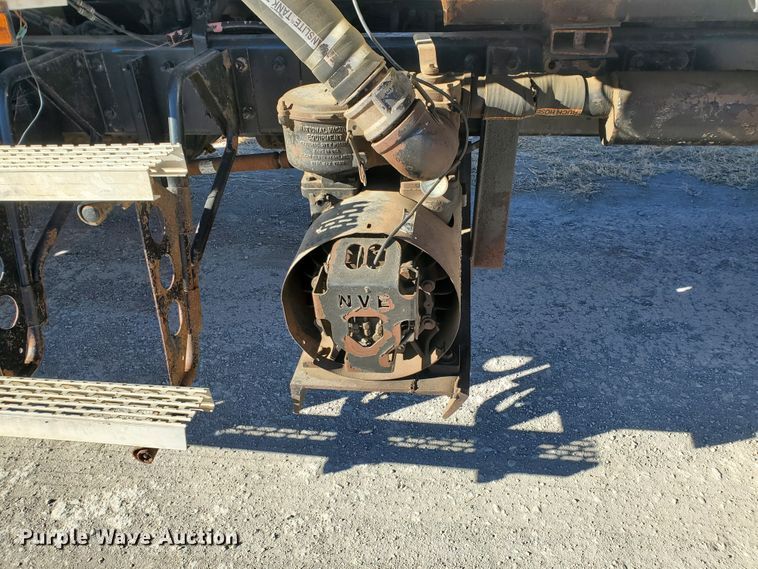 image for item HW9502 1998 Mack CH613  vacuum truck