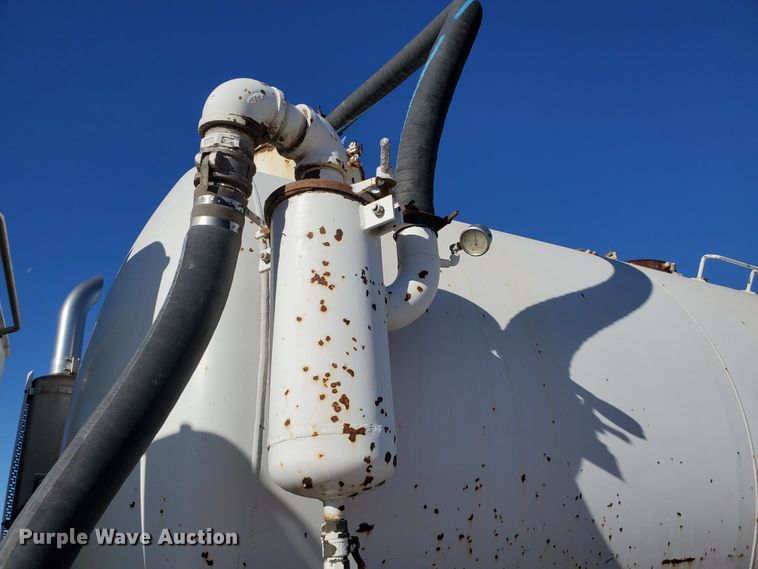 image for item HW9502 1998 Mack CH613  vacuum truck