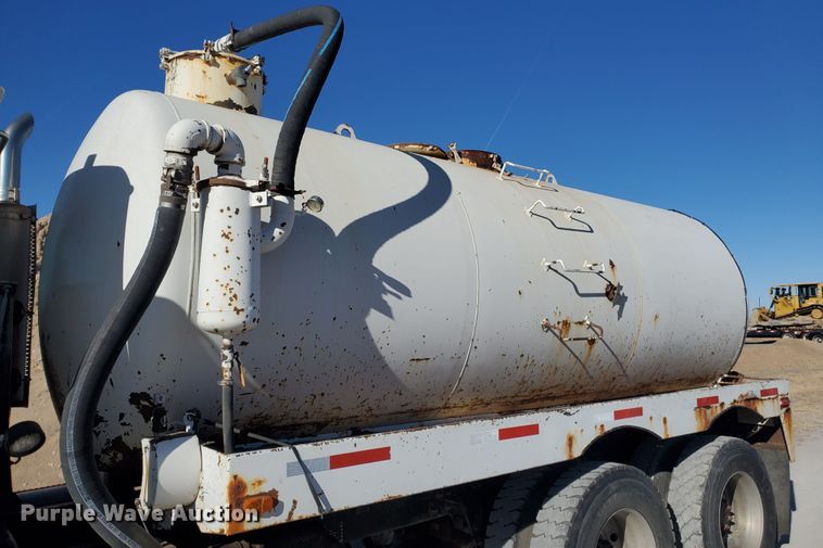 image for item HW9502 1998 Mack CH613  vacuum truck