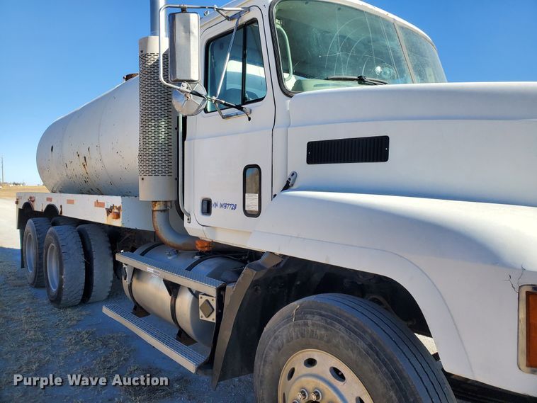 image for item HW9502 1998 Mack CH613  vacuum truck