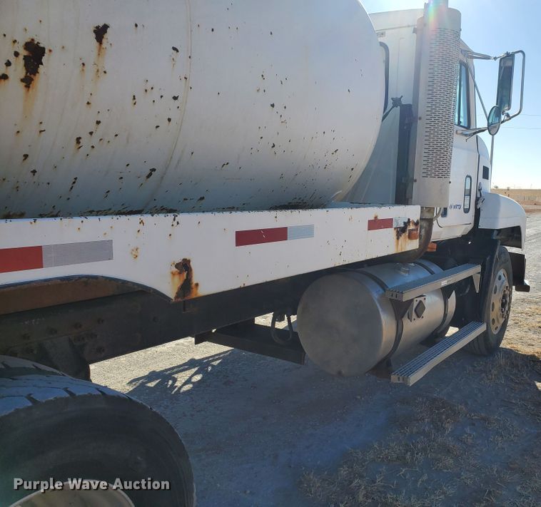 image for item HW9502 1998 Mack CH613  vacuum truck