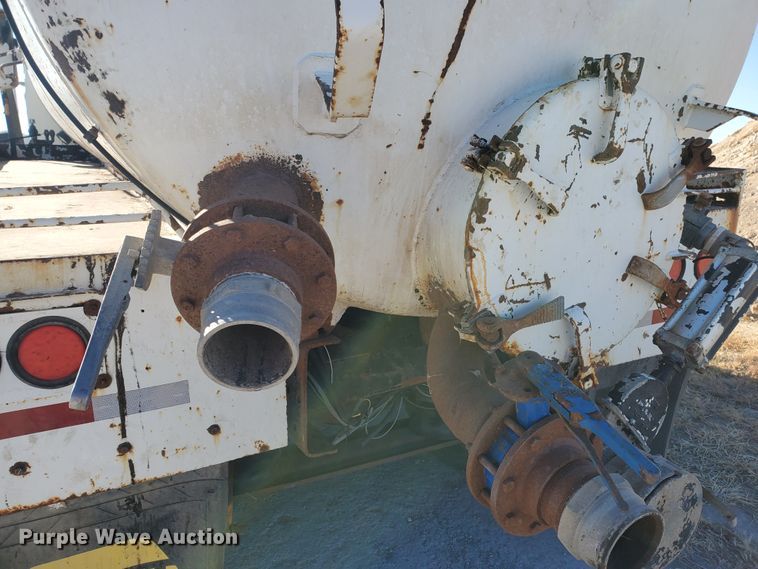 image for item HW9502 1998 Mack CH613  vacuum truck