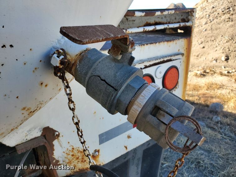 image for item HW9502 1998 Mack CH613  vacuum truck