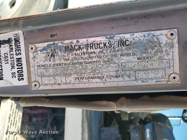 image for item HW9502 1998 Mack CH613  vacuum truck