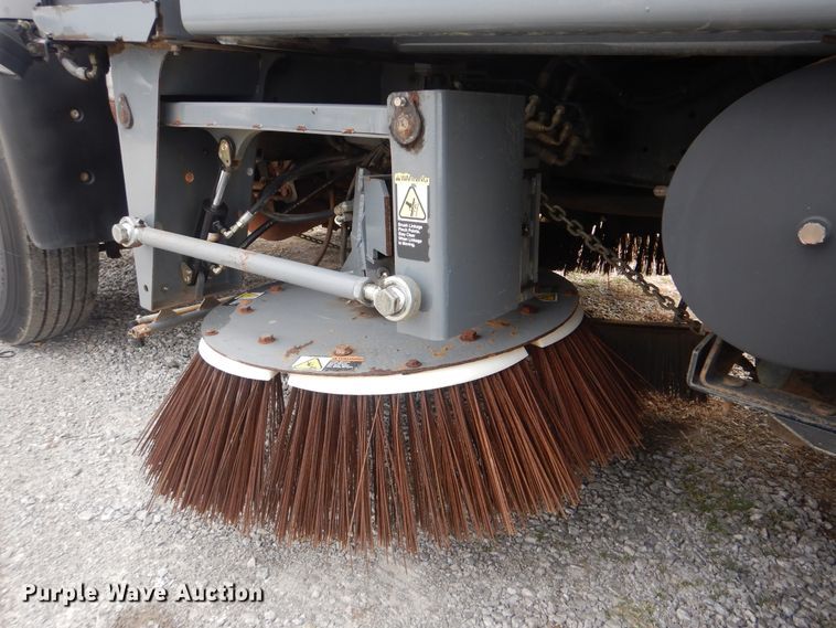 image for item HX9038 2005 GMC T7500  street sweeper truck