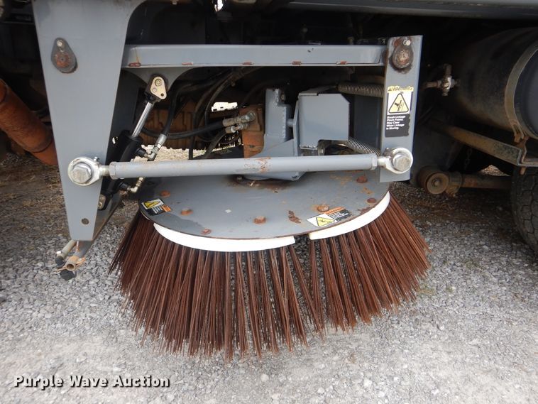 image for item HX9038 2005 GMC T7500  street sweeper truck