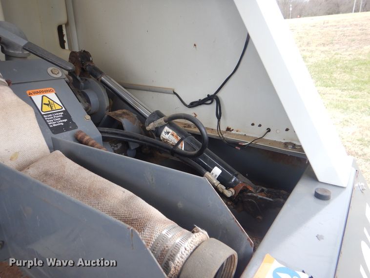 image for item HX9038 2005 GMC T7500  street sweeper truck