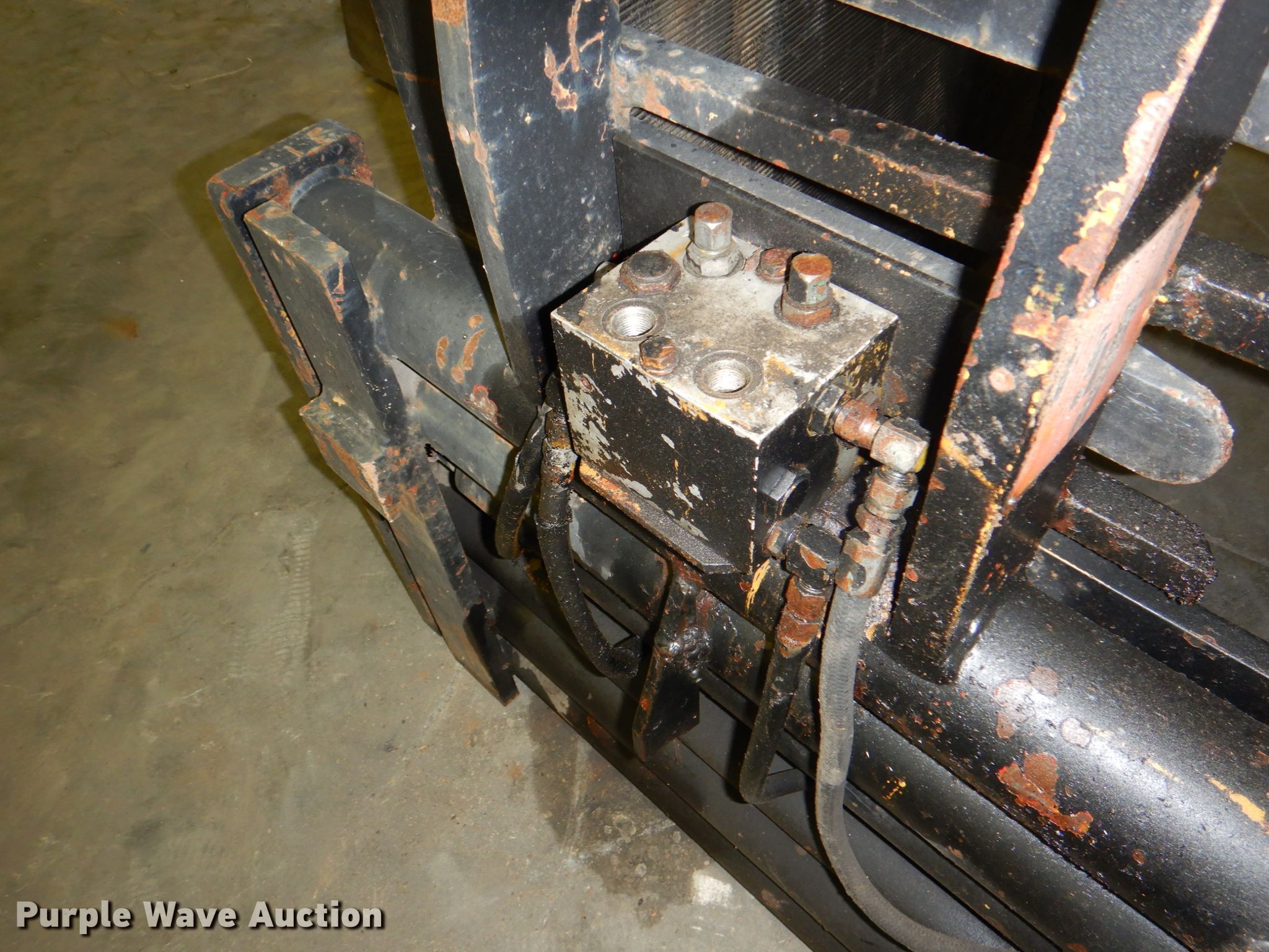 Atlas CC35E forklift squeeze clamp in Justin, TX Item DH5394 sold