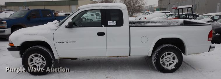 image for item DH5570 2002 Dodge Dakota  Club Cab pickup truck