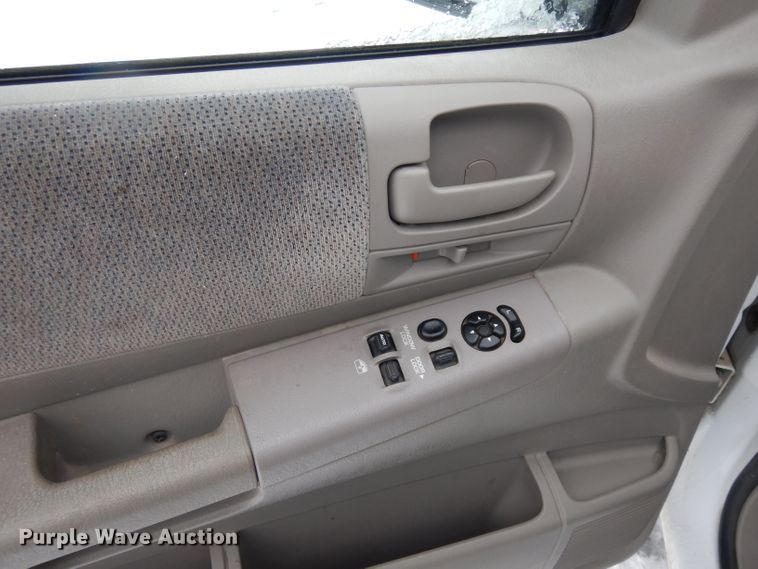 image for item DH5570 2002 Dodge Dakota  Club Cab pickup truck