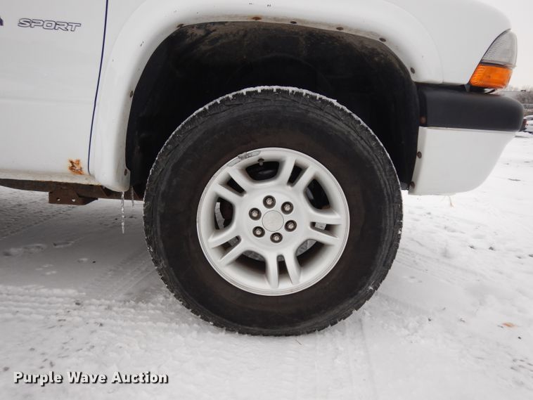 image for item DH5570 2002 Dodge Dakota  Club Cab pickup truck