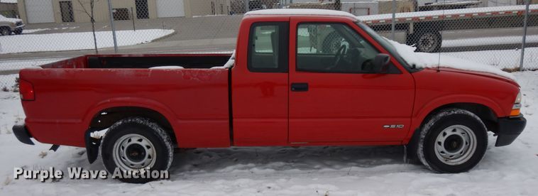 image for item DH5576 2000 Chevrolet S10  Ext. Cab pickup truck