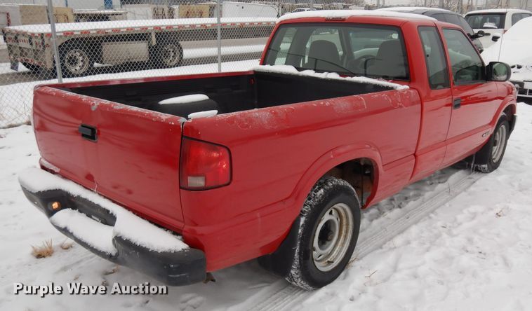 image for item DH5576 2000 Chevrolet S10  Ext. Cab pickup truck
