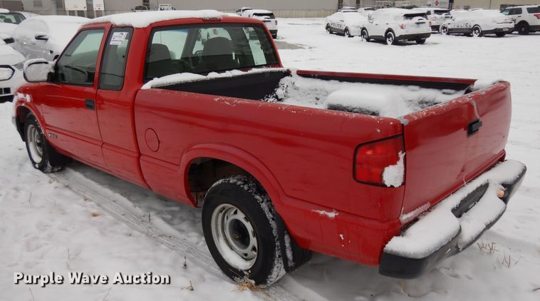 image for item DH5576 2000 Chevrolet S10  Ext. Cab pickup truck