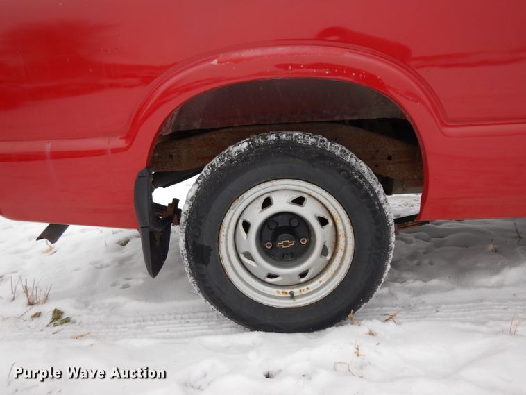 image for item DH5576 2000 Chevrolet S10  Ext. Cab pickup truck