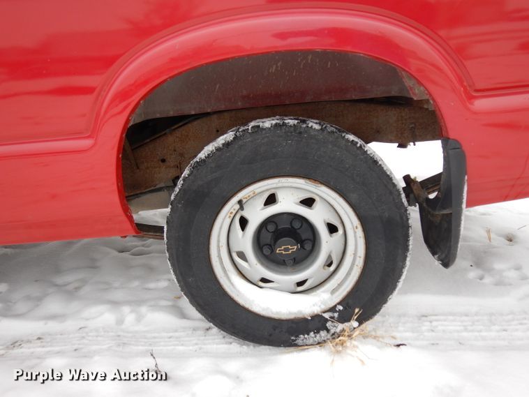 image for item DH5576 2000 Chevrolet S10  Ext. Cab pickup truck