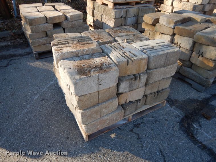 image for item DI8227 (8) pallets of landscape blocks