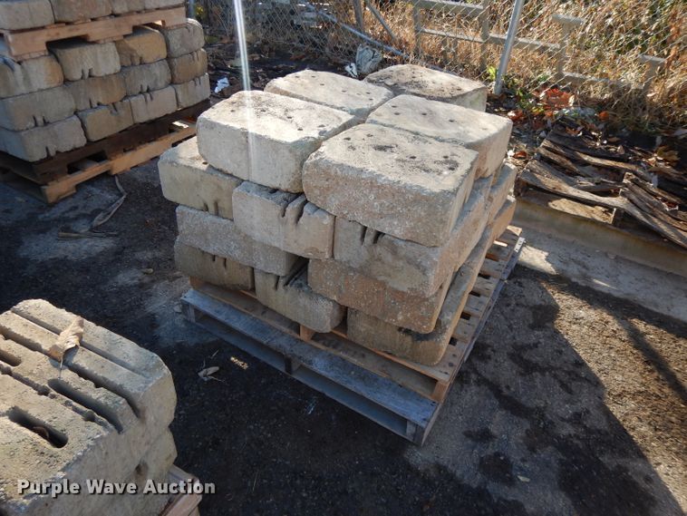 image for item DI8227 (8) pallets of landscape blocks