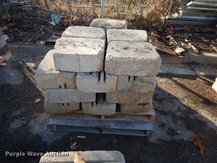 image for item DI8227 (8) pallets of landscape blocks