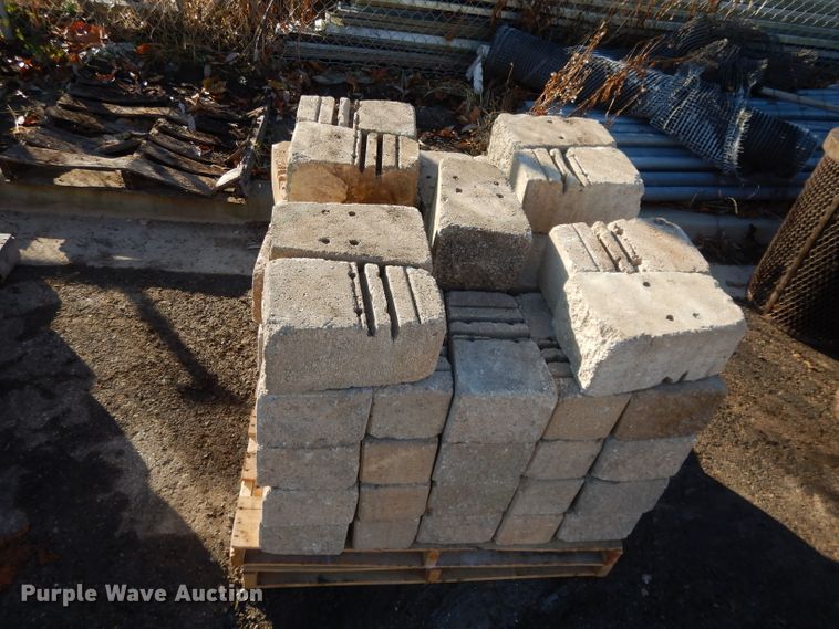image for item DI8227 (8) pallets of landscape blocks