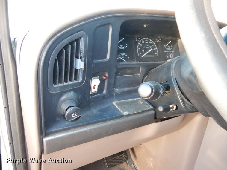 image for item DJ2751 1996 Ford Club Wagon  van