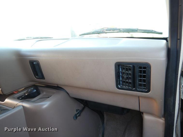 image for item DJ2751 1996 Ford Club Wagon  van