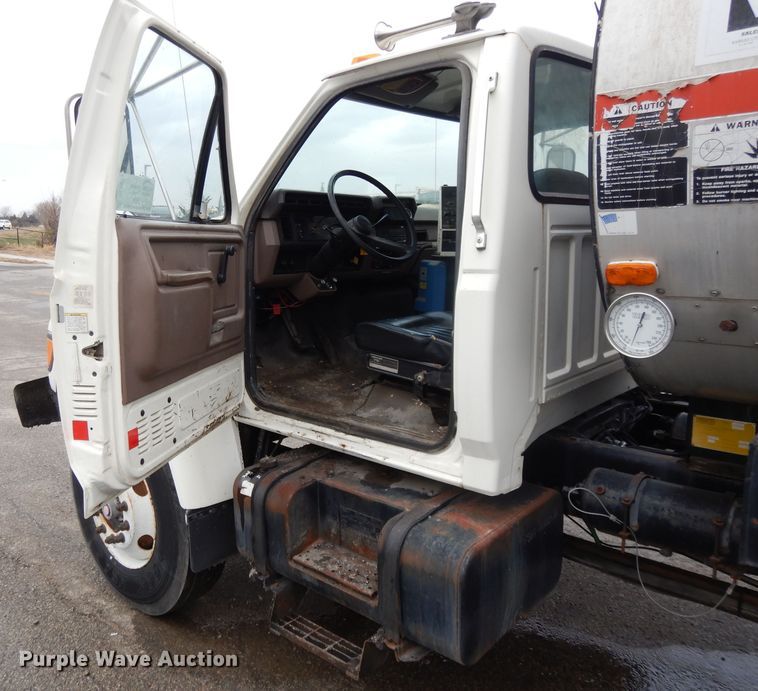 image for item DL2513 1997 Ford F800  oil distributor truck