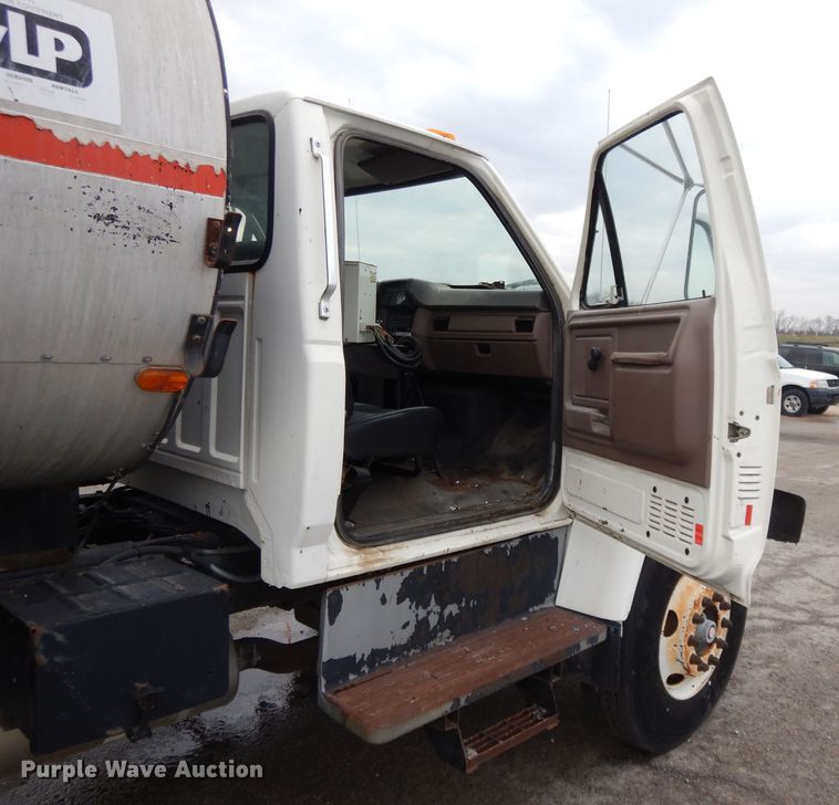 image for item DL2513 1997 Ford F800  oil distributor truck