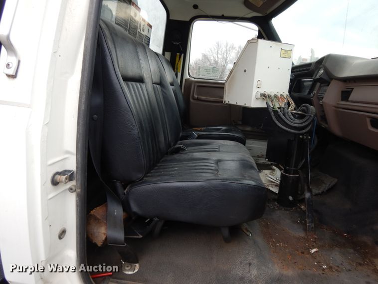 image for item DL2513 1997 Ford F800  oil distributor truck