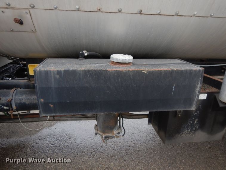 image for item DL2513 1997 Ford F800  oil distributor truck