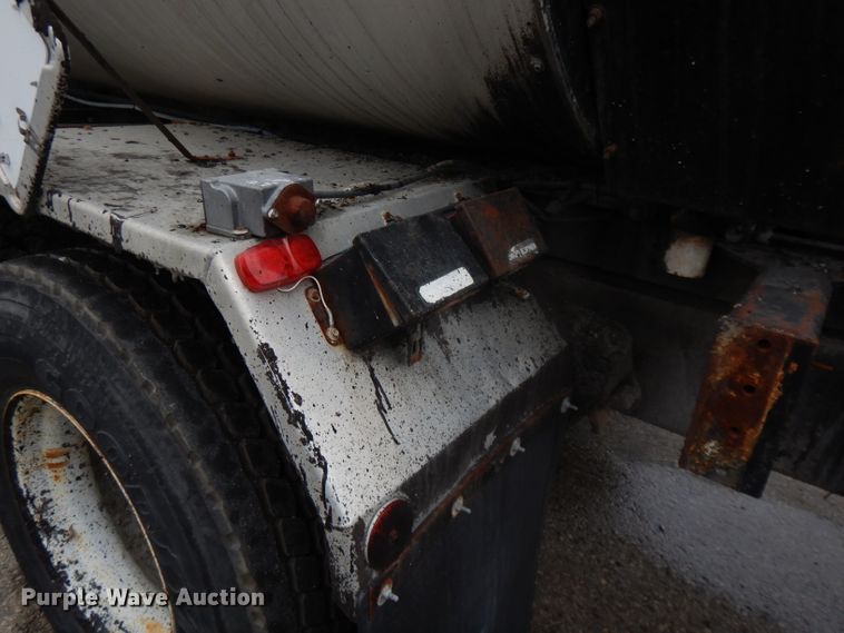 image for item DL2513 1997 Ford F800  oil distributor truck