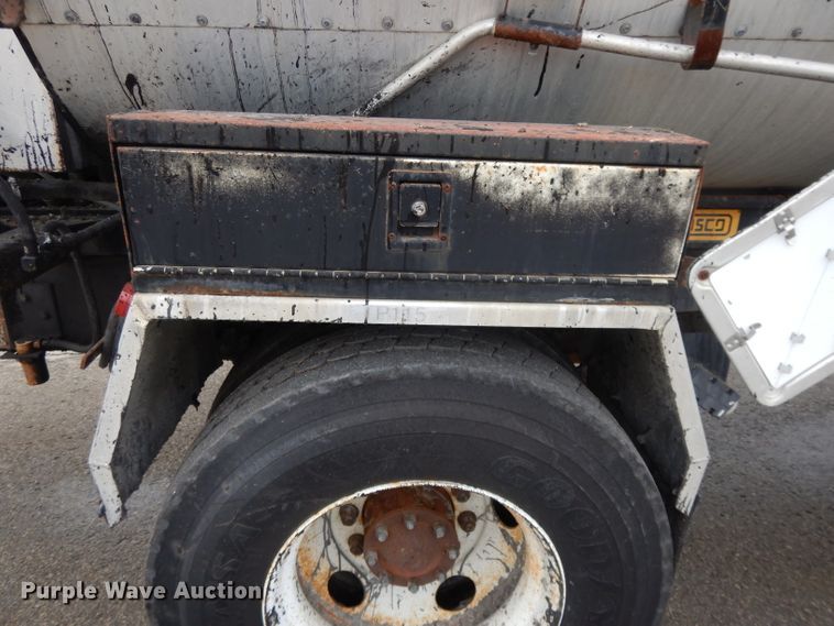 image for item DL2513 1997 Ford F800  oil distributor truck