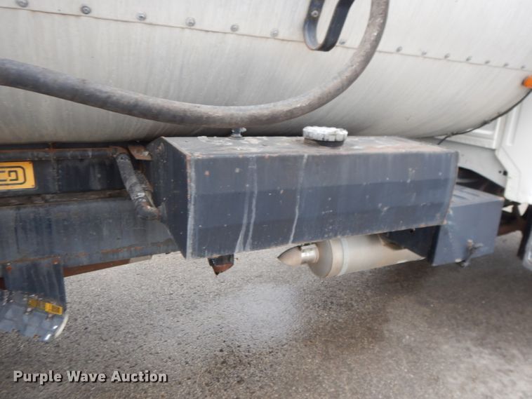 image for item DL2513 1997 Ford F800  oil distributor truck