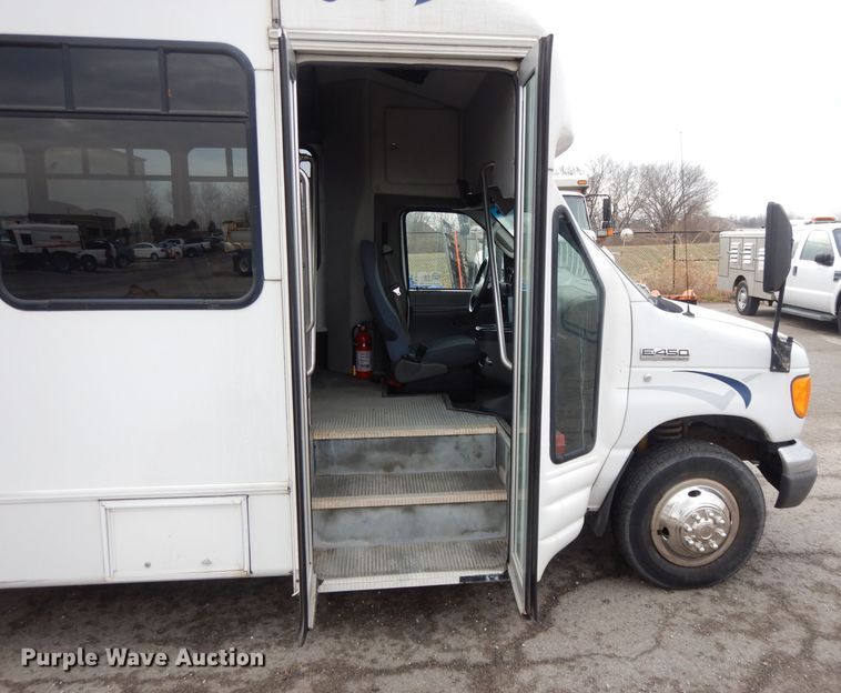 image for item DL2518 2007 Ford E450  shuttle bus