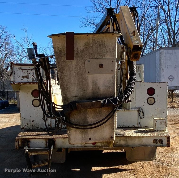 image for item EL9629 1999 International 4700  bucket truck