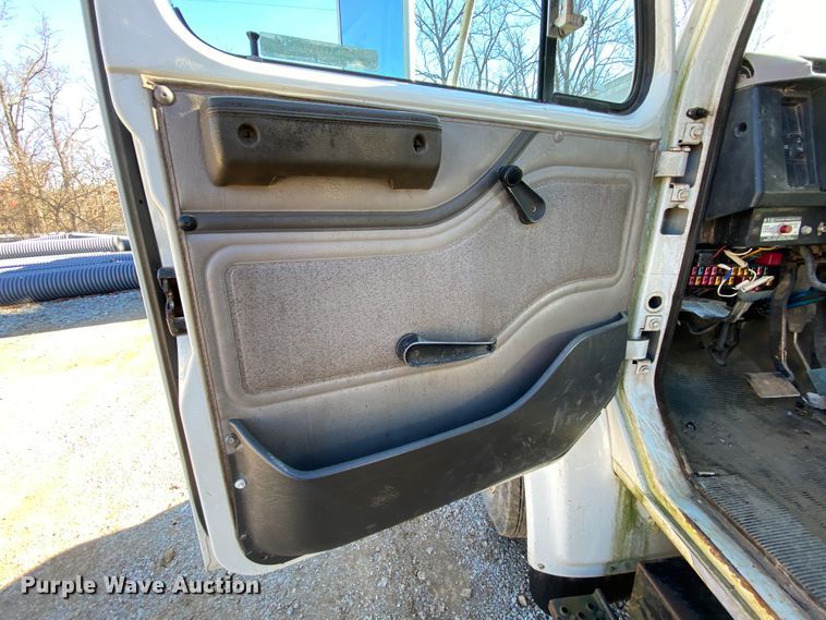 image for item EL9629 1999 International 4700  bucket truck