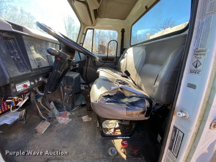 image for item EL9629 1999 International 4700  bucket truck