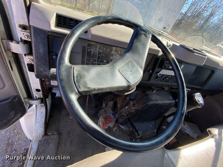 image for item EL9629 1999 International 4700  bucket truck