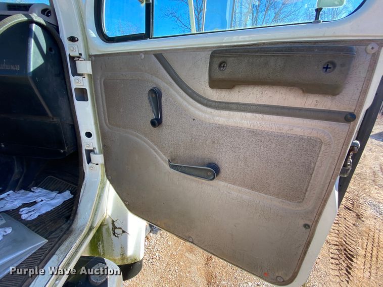 image for item EL9629 1999 International 4700  bucket truck