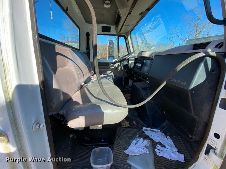 image for item EL9629 1999 International 4700  bucket truck