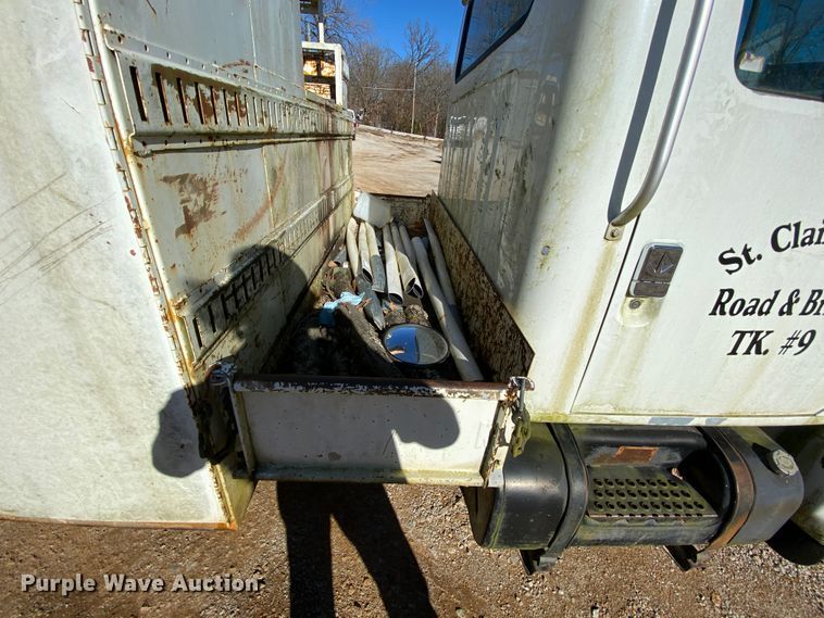 image for item EL9629 1999 International 4700  bucket truck